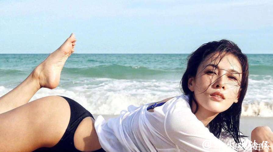 腿长113cm？成龙唯一女徒弟迪拜泳装秀，这身材是真实存在的吗？