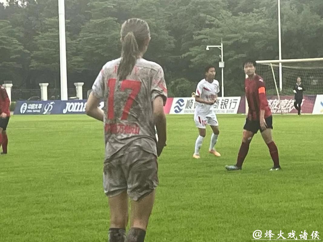 女足世界杯丨大比分输球后,她们的球迷在场外跳舞 女足世界杯丨大比分输球后,她们的球迷在场外跳舞